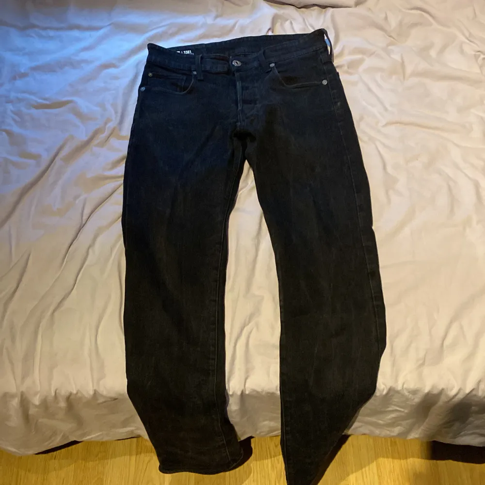 Snygga g-star 3301 byxor straight fit passar dig mellan 174-180 väldigt sköna med stretch material och skön passform nypris 1400 och passar nästan till alla outfits.. Jeans & Byxor.