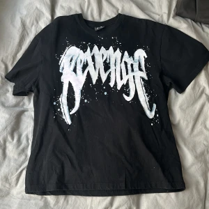 REVENGE TEE - Jävligt fet tröja tvättad en gång så perfekt condition. Storlek M passar upp till L