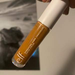 Säljer en e.l.f. Hydrating Camo Concealer med satin finish i färgen deep cinnamon. Denna concealer är återfuktande och perfekt för att täcka ojämnheter och mörka ringar under ögonen då den är väldigt full täckande. Färgen är en varm brun nyans. Concealern är helt ny köpt och har använts en gång för test men är inte min färg. 