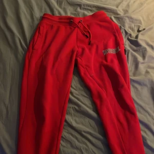 Hoodrich  - Den är xs men passar mig bra som är 170 cm lång, den är använd runt 5 gånger inga hål och bra skick