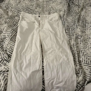 Vita jeans från Armani Jeans - Säljer ett par snygga vita jeans från Armani Jeans. De är i storlek 28/s och har en klassisk design med fem fickor och en knappgylf. Jeansen är i bra skick och passar perfekt för både vardag och fest. De har en normal passform och är tillverkade i bomull, vilket gör dem bekväma att bära.