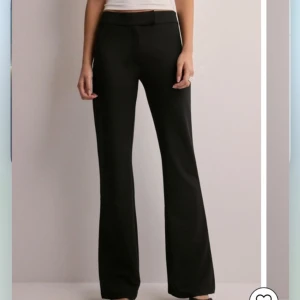 Kostymbyxor  - Köpte second hand ifrån vinted, fick hem dom nu men tyvärr så passade dom inte!💕😇 dom är använda någon gång men ser ut som nya! Nypris 400💕