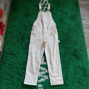 Asos hängselbyxor - Sköna hängselbyxor från Asos. Endast provade, så helt nya. Skicka ett meddelande innan köp!