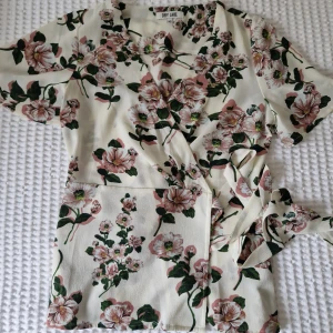 Blus - Blommig blus från MQ (Dry Lake). Storlek XS. Passar även S.