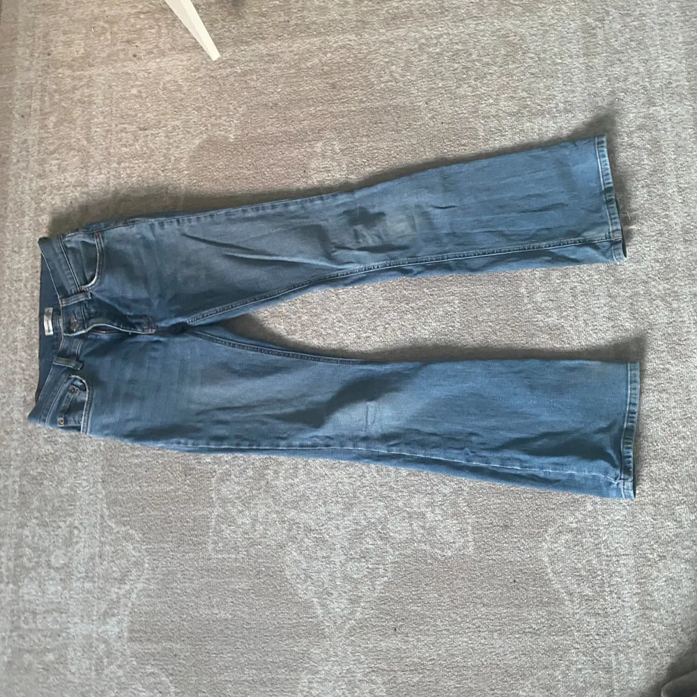 Säljer ett par snygga blå jeans från Gina tricot i storlek 36. De är lågmidjade och har en bootcut passform. De är i bra skick och väldigt bekväma att ha på sig. De har dock några stygn i bak men det syns inte alls tydligt. Köp dem nu eller ge ett bud! 💙. Jeans & Byxor.