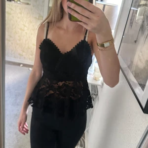 Spets linne - Svart spets linne / topp som är köpt på en marknad så vet inte vart den är ifrån, aldrig använd💓 Är osäker på vad storleken är men den passar mig som har S / XS💓