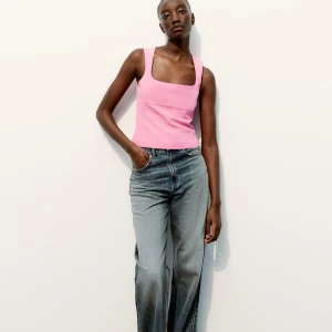 Rosa Zara Topp - Säljer min fina topp från Zara som jag köpte på nätet då den var för stor! Nyskick och lapparna sitter kvar🩷 Kan diskutera priset! Skriv vid frågor eller funderingar!💕