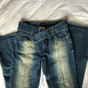 Bootcut jeans - Coola jeans köpta på plick, säljer dem eftersom de inte passade mig. Står storlek 34/XS, men skulle säga att de passar en M mer💙