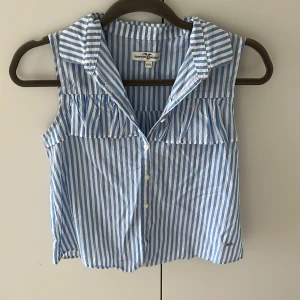 Jättefint skjortlinne  - Jättefint skjortlinne/blus frånhampton republic med volanger vid bysten. Inga hål eller defekter! Skriv vid frågor. Köparen står för frakten