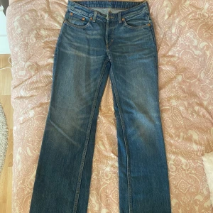 Weekday jeans - Säljer mina jeans från weekday då dem tyvärr inte passar mig längre. Jeansen är mid straight i storlek W28 L32. Jeansen är i toppskick då de endast använts ett fåtal gånger💕