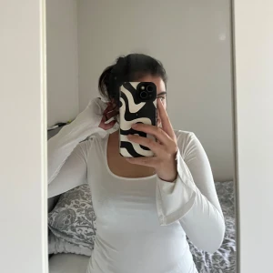 Ginatricot tröja  - Säljer denna jättefin tröja från Gina med slits. Super fin urringning och passform. Knappt använd pga att jag tycker den är för genomskinlig men den är väldigt skön att ha på sig☺️