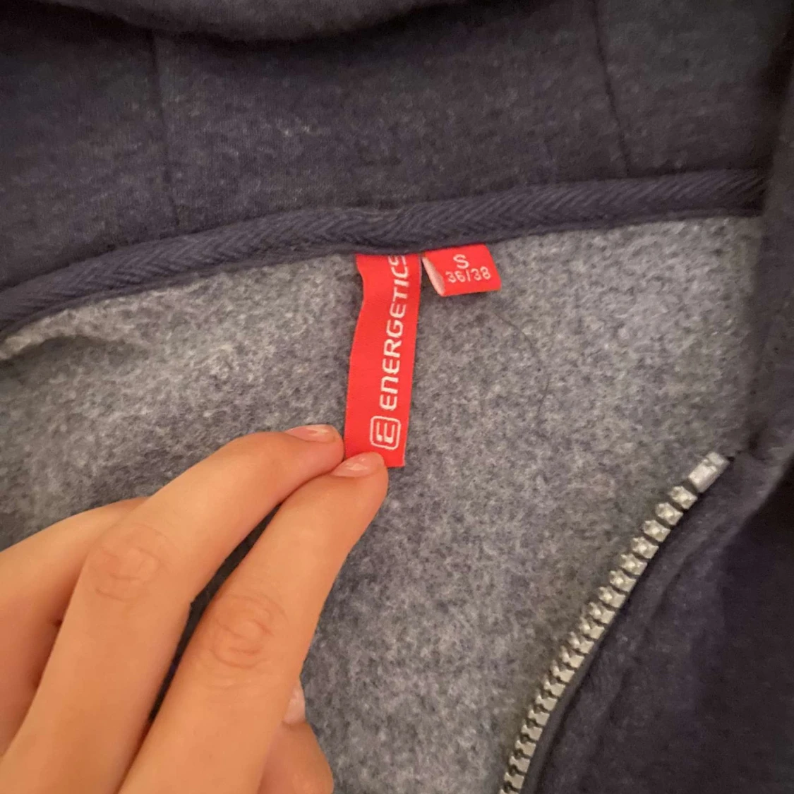 Mörkblå väst med huva från Energetics - 90