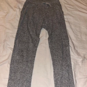 Gråa mjukis byxor - Gråa mjukis byxor från Lindex. De är mjuka och väldigt sköna att ha på sig. Säljs pga ingen användning 💕