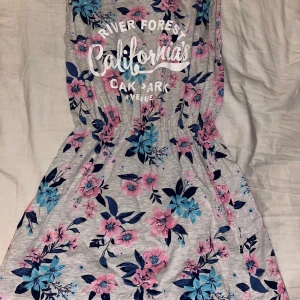 Klänning - Blommig klänning ifrån hm, skönt material. Har använt den mycket när jag var mindre men säljer den för att den inte används 💕