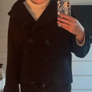 design by si kappa  - så söt kappa från design by si! inga defekter. de ända är att jag har använt en vit halsduk och då har de kommit typ vita noppror men de sitter inte fast i tyget! 💓 nypris 800kr