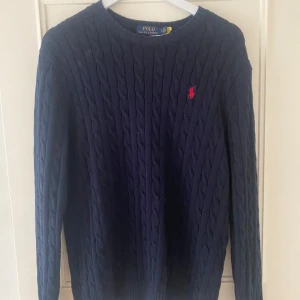 Ralph Lauren sweatshirt  - Säljer denna feta Ralph Lauren sweatshirt på grund av att den inte kommer till användning. Utmärkt skick 9/10, storlek M. Nypris är 1900kr, säljer denna för 499. Kontakta gärna vid frågor! 