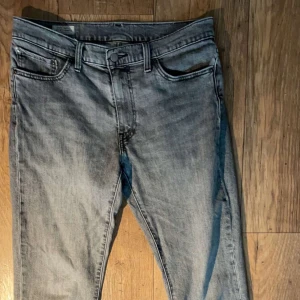 Levis Jeans - Här har jag ett par riktigt populära Levis jeans som är i storlek 33/32. Original pris ligger på 1300kr men säljer de för 500kr.