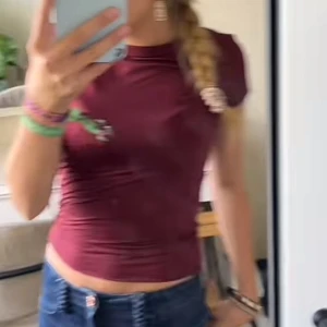 Vinröd t shirt - Jätte fin vinröd t shirt som är typ aldrig använd, första bilden är lånad, t shirten är i storlek M men passar s/xs