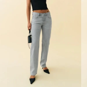 Low waist jeans ljusgrå - Säljer dessa supersnygga straight, low waist jeansen från Gina tricot i den ljusgråa färgen. I nyskick🩷