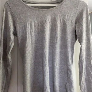 Grå långärmad  - Basic grå långärmad tröja. Superskön som passar till mycket. Inga fläckar och använd ca 2 gånger.   För mer bilder eller diskussion om priset kom privat.