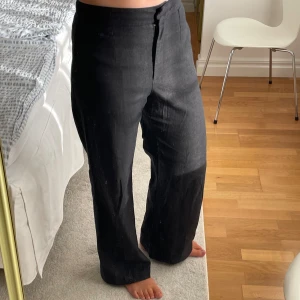 Svarta byxor från Zara - Snygga kostymbyxor i mörkgrått från Zara, i ull- och linneblandning! Storlek M.