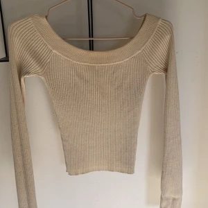 Stickad off shoulder - Tröja ifrån bikbok i fint skick💫🤍✌️✌️
