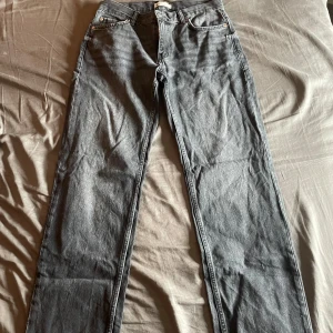 Gina tricot jeans  - Jätte fina mörkgråa jeans från Gina tricot💗 säljer då de inte kommer till användning, använt fåtal gånger