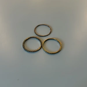 Ringar  - Säljer dessa ringar. Dem är tyvärr lite missfärgade men jag tycker inte att det är något man märker. 
