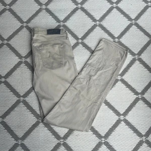 Jacob Cohën Jeans - Ett par feta vit-gråa jeans från Jacob Cohën 🔥 Storleken är 30, modellen är slim 👀 Skicket 7/10 den är använd där lappen bak är lite urtvättad, finns smuts vid foten försvinner vid tvätt ‼️ Nypris runt 5000 👀 Hör av er vid frågor eller funderingar 🙏