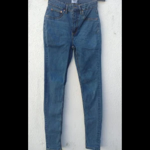 Jeans från lager 157 - Jeansen har fickor både fram och bak. De är skinny och rätt så långa. Säljer för att de inte längre passar. 