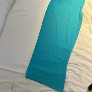 Lång blå kjol  - En lång blå kjol oanvänd i storlek s  