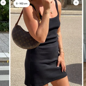 Svart rubbas vardagsklänning - Använd fåtal gånger. Ganska kort på mig som är 168 cm lång. Pris på hemsidan är 900kr.