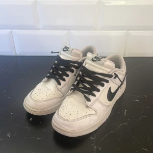 Nike dunk low - Nike dunk low retro Storlek 39 1/2 Köpta för 1195kr Köpta och använda hösten 2022 Skick 6/10 Tvättade men har en del fläckar som inte går bort 