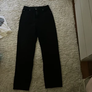 Jeans 90’s straight  - fina jeans från bikbok, använda en gång. Storlek 29/32 och går till golvet på mig som är runt 175. Säljer pga för stora vid låren  nypris runt 700kr