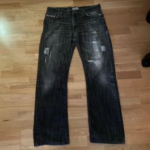 Baggy diesel byxor  - Skit snygga baggy diesel byxor i rätt bra skick, storlek 34 på taggen men mäter till W36 aka 46cm rakt över! 
