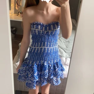 Blåvit sommarklänning- Estelle - Säljer min helt oanvända klänning från design by Amor Då den inte kommer till användning. Nypris 649 kr, säljer för 500 kr + frakt. Verkligen så fin💕