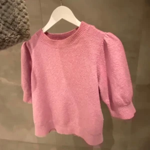 INTRESSEKOLL Kortärmad stickad tröja  - Rosa kortärmad tröja i storlek S. Säljer på grund av att den inte kommit till användning.