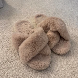 Fluffiga tofflor/sandaler  - Fluffiga tofflor/sandaler Bra skick Storlek 41 men passar även mindre, jag har 39