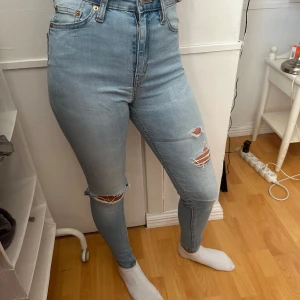 Jeans - Blåa high waist skinny jeans från Lager 157, sparsamt använd! Storlek XS 
