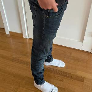 Hej! Vi säljer nu dessa tiger of sweden jeansen i topp skick | i storlek W29 L32 |  Modellen är  171cm väger 56kg |  Passar perfekt nu på slutet av sommaren/ hösten🤩 Passform slim fit. Vid mer funderingar hör av er