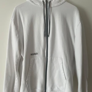 Hugo kofta vit - Bra skick, storlek L