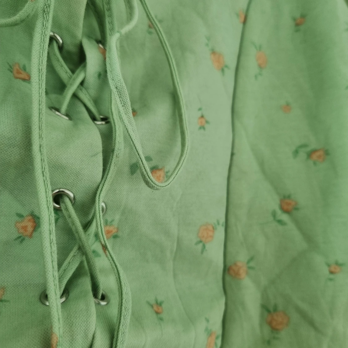 Grön blommig topp med snörning från Bik Bok - 91