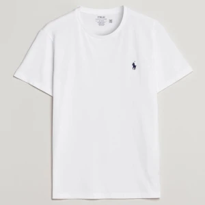 Ralph lauren t-shirt - Andvänd 3 gånger, säljer pga den andvänds inte så mycket. Köptes för 700 säljer för 450, pris kan diskuteras💘(tryck inte på ”köp nu”)💘(köptes utomlands så vet ej om den är riktig eller inte)