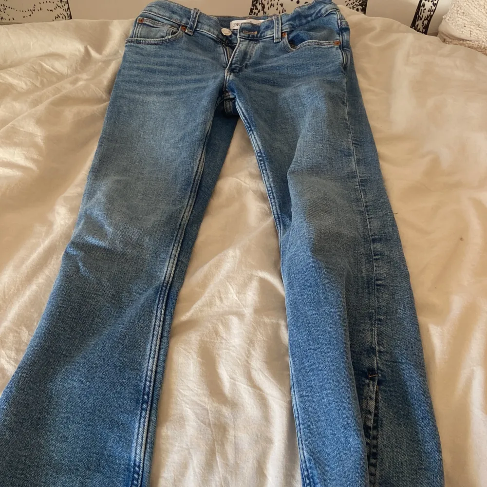 Ett par mörkblåa jeans från zara i storlek 134🫶. Farkut & Housut.