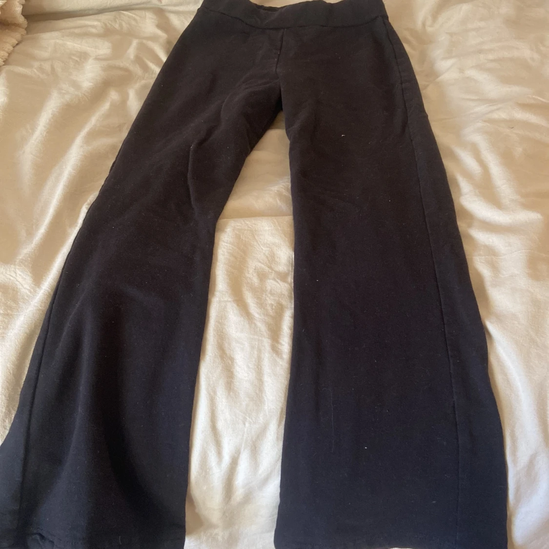Säljer ett par svarta byxor 