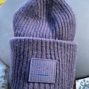 Säljer en acne studios mössa i färgen blå. Använd ca 5 gånger. Storleken är 58cm -  Säljer min acne studios mössafärgen blå. Använd ca 5 gånger. Storleken är 58cm.