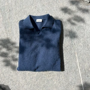 John henric pike blå  - Säljer denna snygga piken från john henric. 10% kahsmir 90%wool, själv tycker jag det känns som Kashmir. Säljer eftersom att den är för liten. Har ett litet hål på höger arm, syns dock inte.  Nypris: 999  Mitt pris: 399