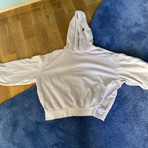 Beige hoodie från H&M Divided - Säljer en supermysig beige hoodie från H&M Divided. Den är i storlek M och perfekt för höst och vinter. Hoodien är i bra skick och har en normal passform. Den är tillverkad av mjukt material som håller dig varm och bekväm. Perfekt för både vardag och chillkvällar hemma. 💛