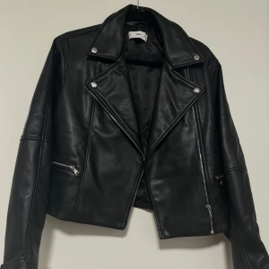 Skinnjacka MNG - Trendiga skinnjackan från Mango, använd 1 gång så nyskick. 300:-