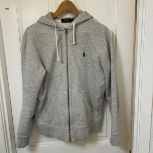 Ralph Lauren hoodie grå (small) - Ralph Lauren hoodie grå, stl: S. Sparsamt använd. Inga fläckar eller skador. Köpt i New York.